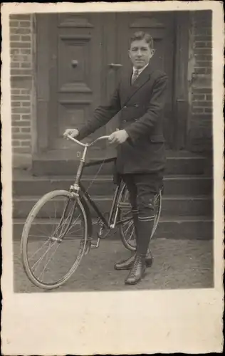 Foto Ak Junger Mann mit Fahrrad