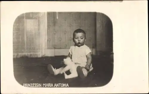 Foto Ak Prinzessin Maria Antonia von Hohenzollern Sigmaringen, Portrait mit Teddy 1922