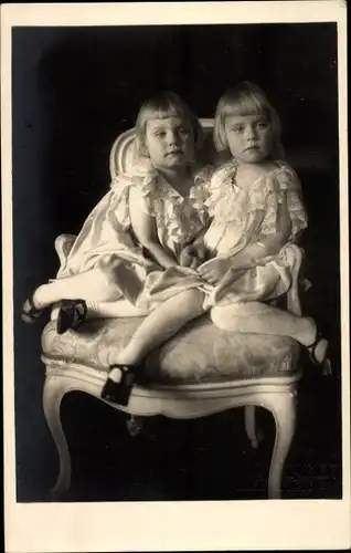 Foto Ak Prinzessinnen Maria Antonia und Maria Adelgunde von Hohenzollern Sigmaringen, Portrait 1924