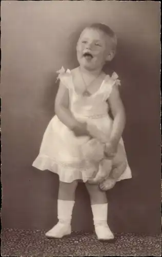 Foto Ak Prinzessin Maria Adelgunde von Hohenzollern Sigmaringen, Portrait mit Teddy 1922