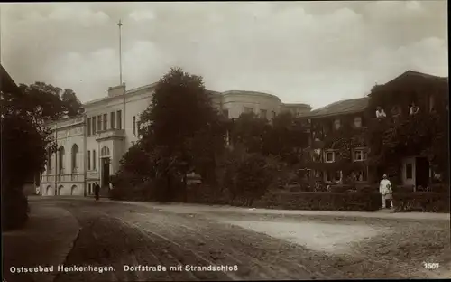 Ak Ustronie Morskie Ostseebad Henkenhagen Pommern, Dorfstraße mit Strandschloss