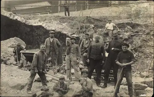 Foto Ak Dresden, Arbeiter auf einer Baustelle