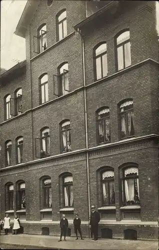Foto Ak Magdeburg ?, Wohnhaus, Anwohner am Fenster