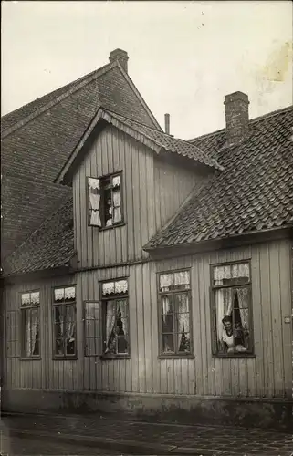 Foto Ak Magdeburg ?, Wohnhaus, Holzhaus, Frau am Fenster