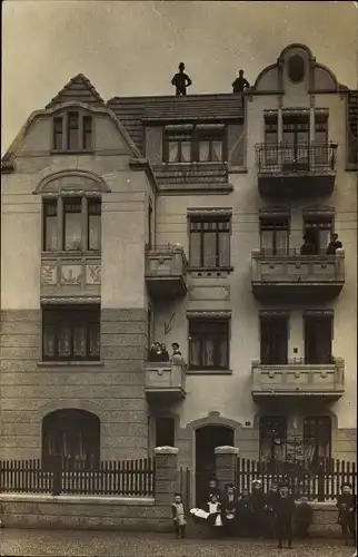 Foto Ak Magdeburg ?, Wohnhaus, Anwohner auf den Balkonen, Kindergruppe