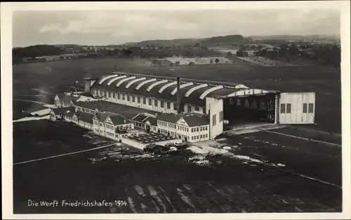 Ak Friedrichshafen am Bodensee, Luftschiff Werft aus der Vogelschau, Luftschiffhalle, 1914