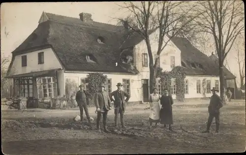 Foto Ak Neudorf Bornstein in Schleswig Holstein, Wohnhaus, Anwohner, um 1920