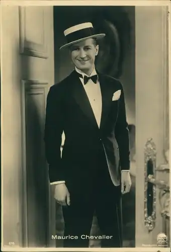 Ak Schauspieler und Sänger Maurice Chevalier, Anzug, Hut