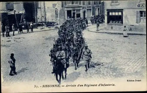 Ak Sissonne Aisne, Ankunft eines Infanterieregiments