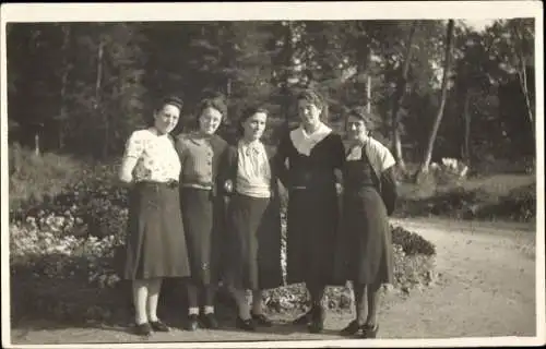 Foto Ak Saint Gobain Aisne, Sanatorium, Frauengruppe, Villain, Thibaut, Thiébaut, Monton, Toillies