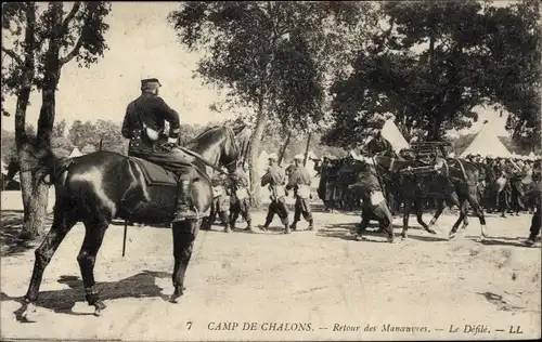 Ak Camp de Chalons Camp de Mourmelon Marne, Rückkehr der Manöver, Le Defile