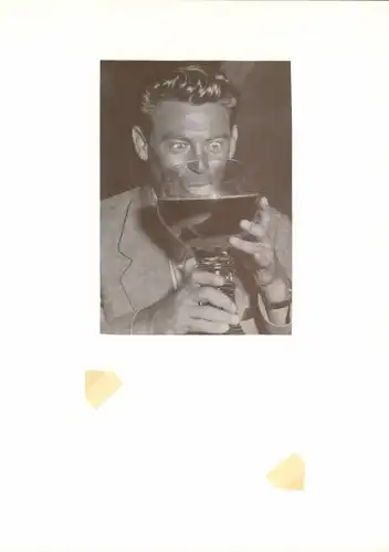 Foto Schauspieler mit großem Weinglas