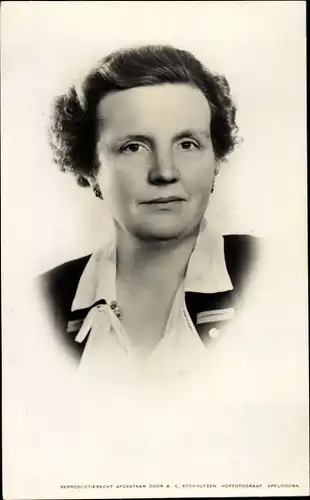 Ak Königin Juliana der Niederlande, Portrait, Hemdkragen