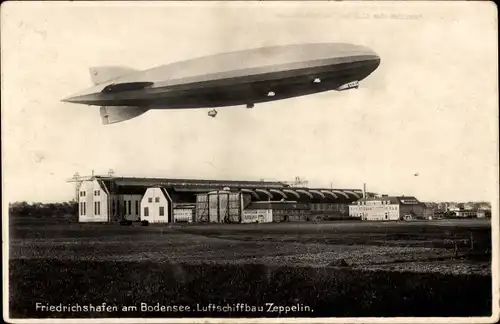 Ak Friedrichshafen am Bodensee, Luftschiff Graf Zeppelin über der Werft, LZ 127