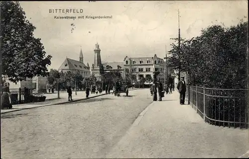 Ak Bitterfeld in Sachsen Anhalt, Blick in die Kaiserstraße mit Kriegerdenkmal