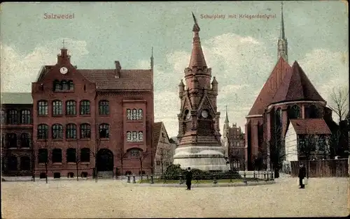 Ak Salzwedel in der Altmark, Partie am Schulplatz mit Blick auf das Kriegerdenkmal