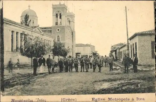 Ak Itea Griechenland, Eglise metropole, Straßenpartie mit Blick zur Kirche, Passanten
