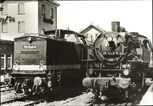 Ak Deutsche Eisenbahn, Triebfahrzeuge 110 048-6 und 86 1222-8, Halt im Bahnhof Aue, 1973