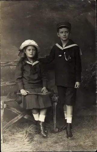 Foto Ak Stade in Niedersachsen, Junge im Matrosenanzug, Mädchen mit Hut, Portrait