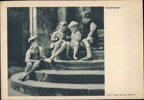 Ak Gassenjungen, Kinder auf einer Treppe