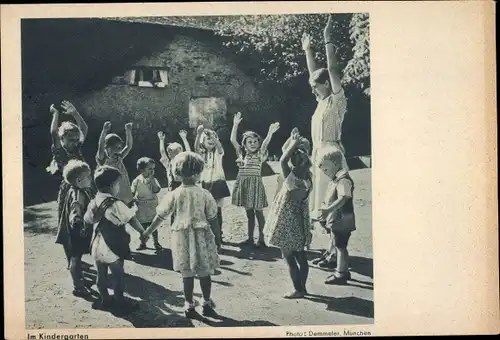 Ak Kinder im Kindergarten, Erzieherin