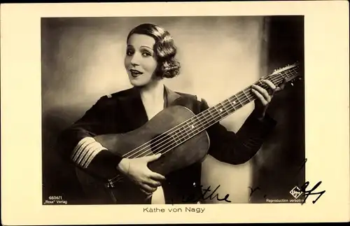 Ak Schauspielerin Käthe von Nagy, Portrait mit Gitarre, Autogramm