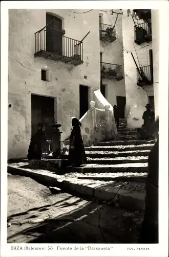 Foto Ak Ibiza Balearische Inseln, Fuente de la Drasaneta, Trachten, Brunnen