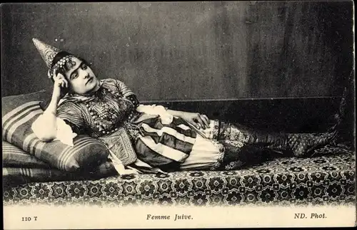 Judaika Ak Femme Juive, Frau in Tracht, Bett, Kissen