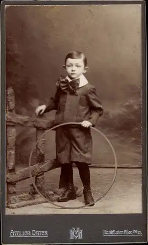 CdV Berlin, Herbert Schmidt, Portrait mit Reifen, ca. 1907