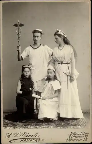 CdV Hamburg, Erich mit seinen Schwestern, Standportrait in Kostümen