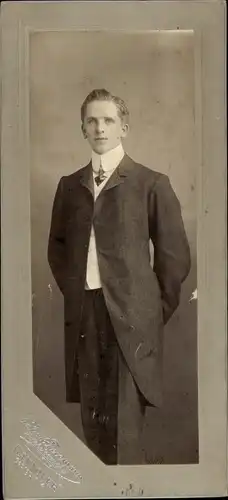 CdV Hamburg, Standportrait von einem Mann im Anzug 1903