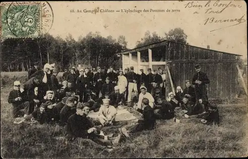 Ak Camp de Chalons Camp de Mourmelon Marne, Kartoffelschälen