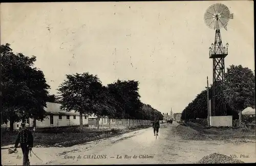 Ak Camp de Chalons Camp de Mourmelon Marne, La Rue de Chalons, Windrad
