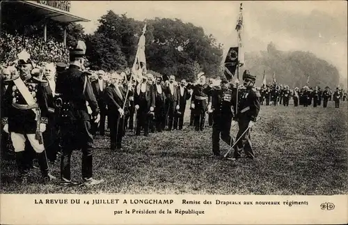 Ak Paris XVI, Bois de Boulogne, Longchamp, La Revue du 14. Juillet, Fahnenübergabe, Präsident