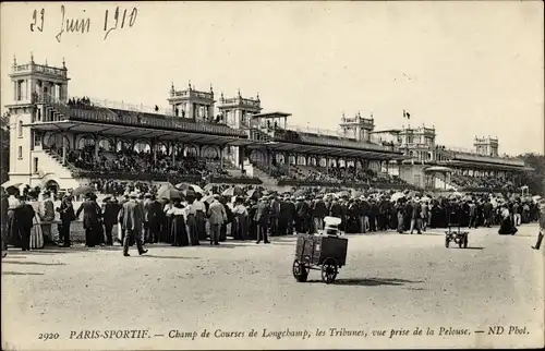 Ak Paris XVI, Bois de Boulogne, Rennbahn Longchamp, Tribünen, Blick vom Rasen aus