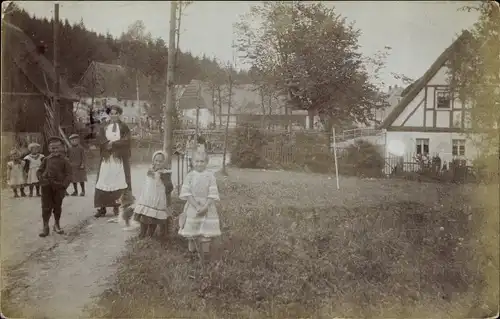 Foto Ak Fürstenwalde Geising Altenberg Erzgebirge, Familie auf dem Dorfweg