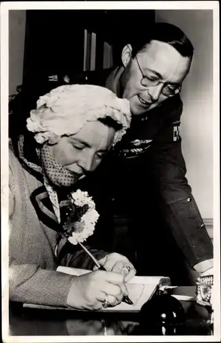 Ak Königin Juliana der Niederlande, Prinz Bernhard, Buch, Tisch, Stift, 1952