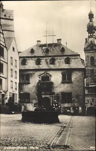 Ak Cochem a.d. Mosel, Brunnen am Marktplatz, Glockenturm