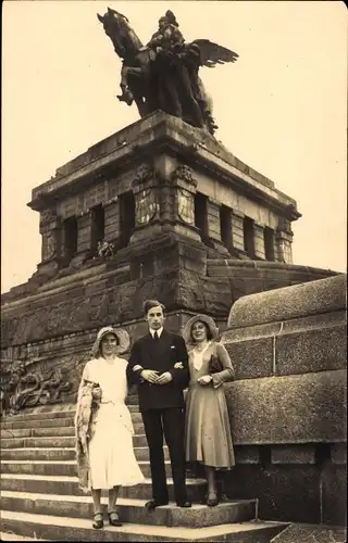 Foto Ak Koblenz am Rhein, Deutsches Eck, Denkmal, junger Mann und zwei Frauen