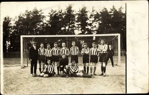 Foto Ak Lauscha in Thüringen, Fußballmannschaft, Gruppenbild in Trikots, Franz Leopold Bock