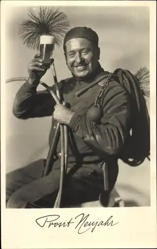 Ak Fröhliches Neujahr, Schornsteinfeger mit Ausrüstung und Bierglas