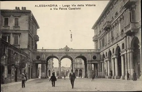 Ak Alessandria Piemonte, Largo Via della Vittoria a Via Felice Cavallotti