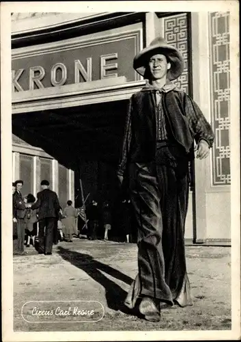 Ak Zirkus Carl Krone, Bimbo, der längste Mann Europas, Cowboykostüm