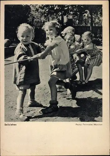 Ak Spielende Kinder, Mädchen beim Tauziehen