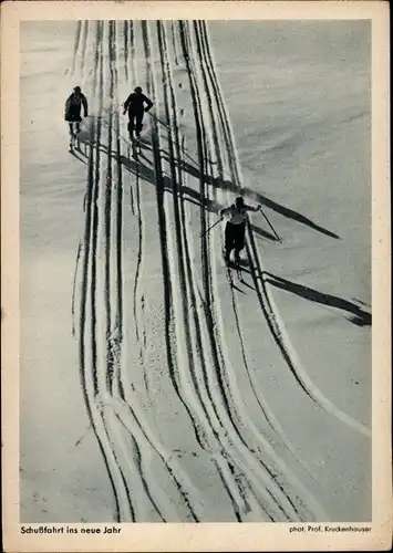 Ak Schussfahrt ins neue Jahr, Winterlandschaft, Skifahrer