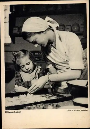 Ak Frau und Mädchen beim Plätzchenbacken