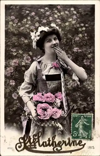 Ak Namenstag Sainte Catherine, Portrait einer Frau mit Rosen