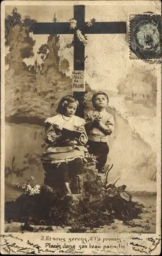 Ak Junge und Mädchen beim Gebet an einem Kreuz