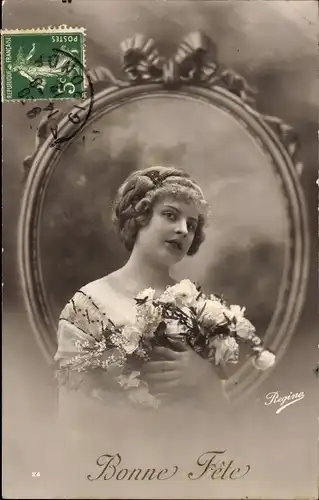 Ak Glückwunsch, Frau mit Blumenstrauß