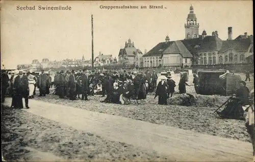 Ak Świnoujście Swinemünde Pommern, Gruppenbild am Strand